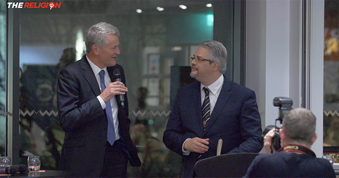 Manchester United director David Gill thanks MUSC Malta President Joseph Tedesco.