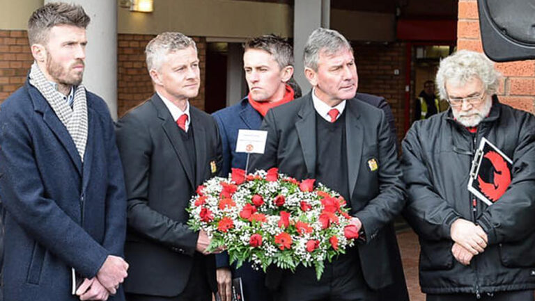 Ole Gunnar Solskjaer and Bryan Robson ready to lay Munich wreath in 2019